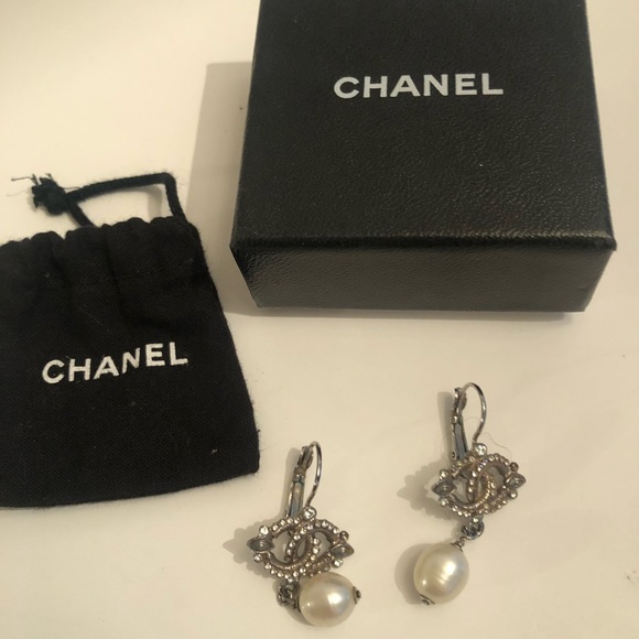 Chanel Pearl Earings! - Picture 2 of 3